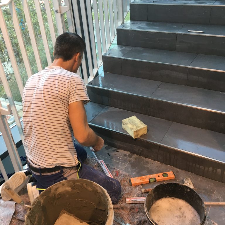 Treppenanlage schwarze Fliesen