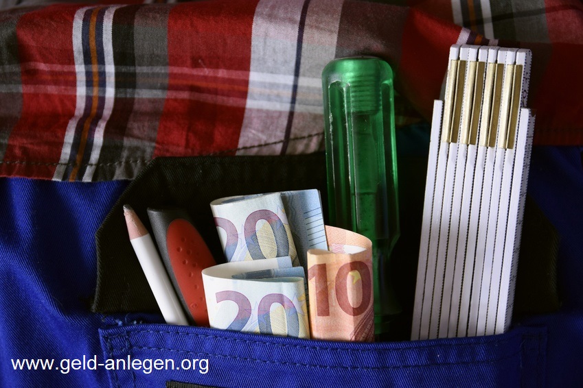 Handwerker mit Werkzeug und Geldscheinen in der Hosentasche